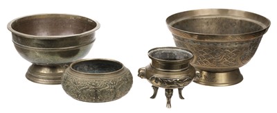Lot 573 - Chinese Censer. A Chinese bronze censer and brass bowls