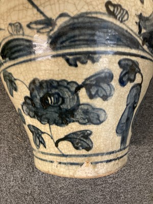 Lot 609 - Swatow Ware. A Chinese Swatow ware blue and white porcelain vase, late Ming Dynasty