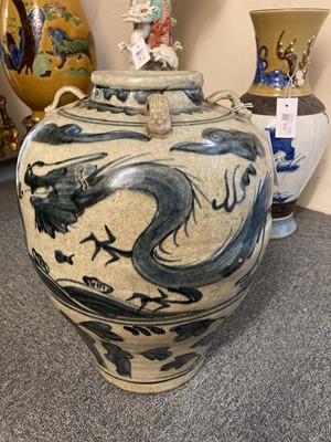 Lot 609 - Swatow Ware. A Chinese Swatow ware blue and white porcelain vase, late Ming Dynasty