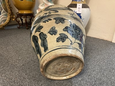 Lot 609 - Swatow Ware. A Chinese Swatow ware blue and white porcelain vase, late Ming Dynasty