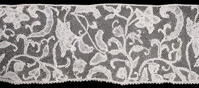 Lot 506 - Lace. A flounce of Milanese lace, probably 18th century, & a quantity of other lace