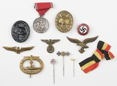 Lot 106 - Third Reich. Luftwaffe peaked cap badge and other items