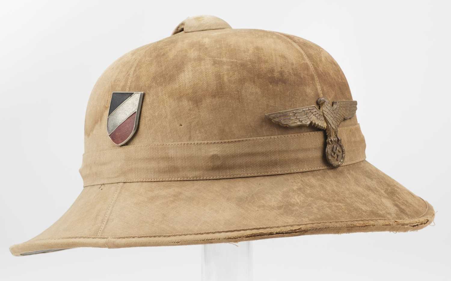 Lot 78 - Kriegsmarine. A WWII German pith helmet of the North Afrika Corps
