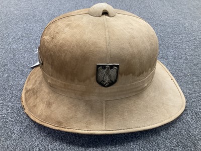 Lot 78 - Kriegsmarine. A WWII German pith helmet of the North Afrika Corps