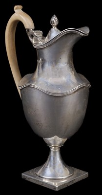 Lot 608 - Jug. An Edwardian silver urn shape hot water jug