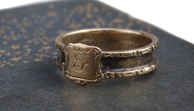 Lot 594 - Mourning Ring. A Victorian yellow metal mourning ring