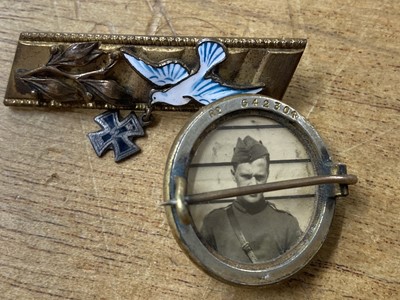 Lot 80 - Military Badges. A good collection of Boer War and WWI sweetheart badges