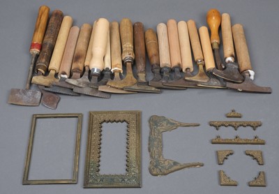 Lot 193 - Decorative Finishing tools - Decorative pallets. A selection of decorative and line pallets