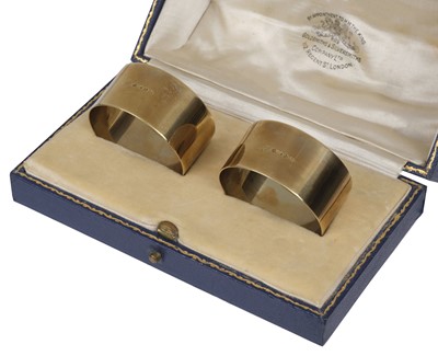 Lot 523 - Napkin Rings. A pair of art deco 9ct gold napkin rings by Goldsmiths & Silversmiths Co Ltd, 1929