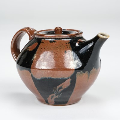 Lot 394 - Frith (David, 1943-). Stoneware teapot for Brookhouse Pottery