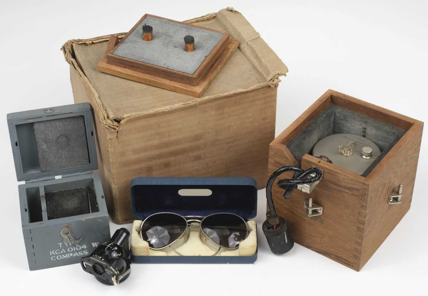 Lot 304 - Aircraft Instruments. Smiths Type KCA 0104 Compass & Mk14 Spectacles