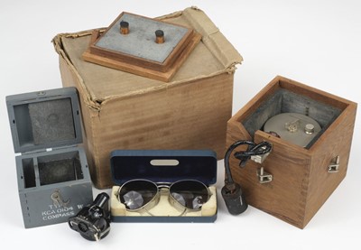 Lot 304 - Aircraft Instruments. Smiths Type KCA 0104 Compass & Mk14 Spectacles