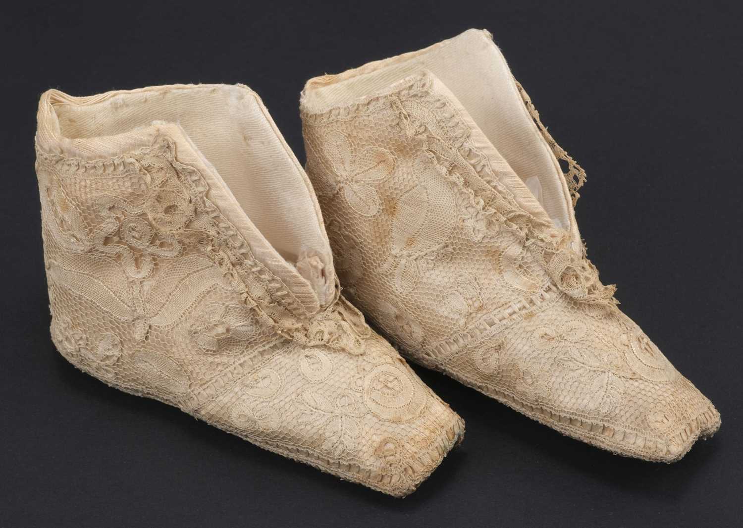 Lot 558 - Lace. A pair of Honiton lace baby shoes, early 19th century