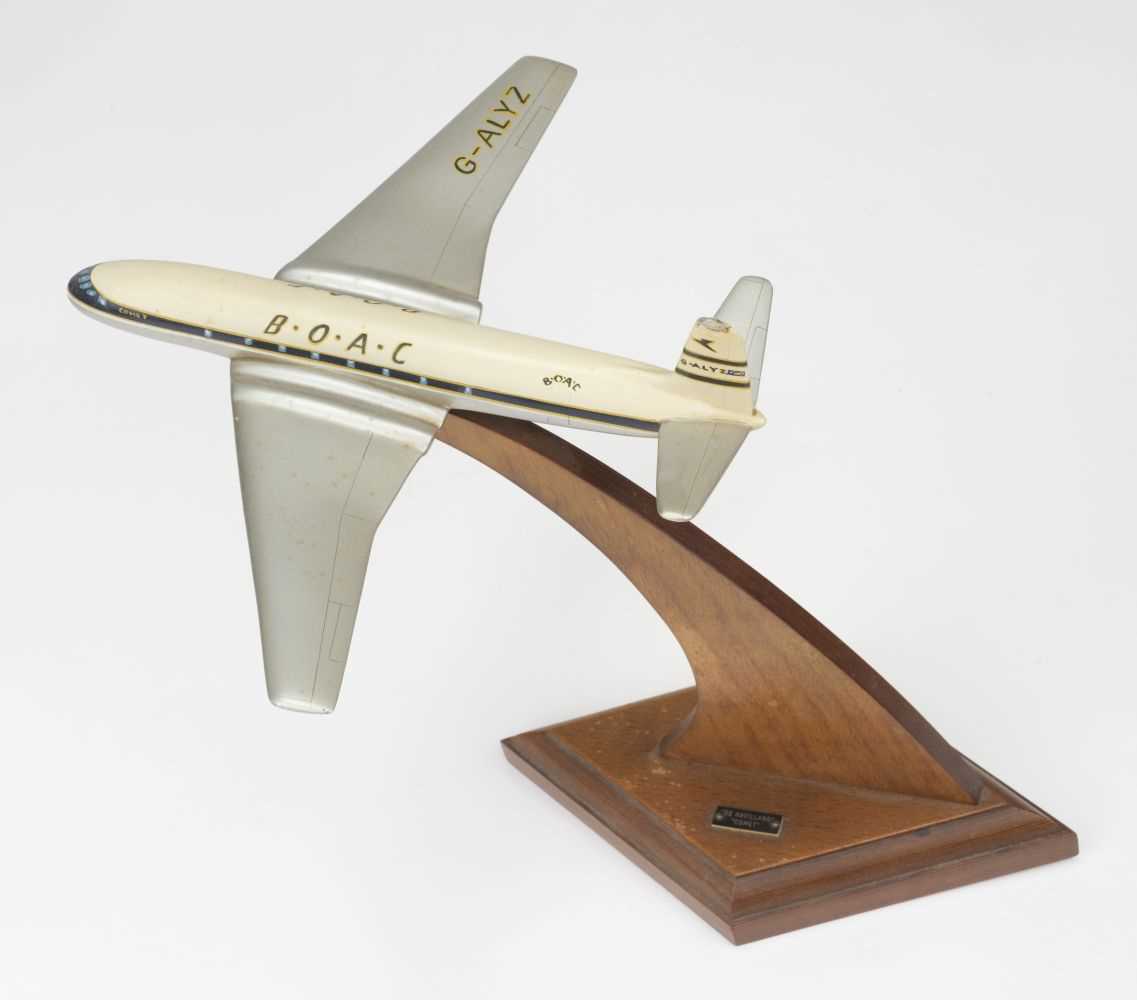 Lot 352 - Desktop Model. De Havilland Comet