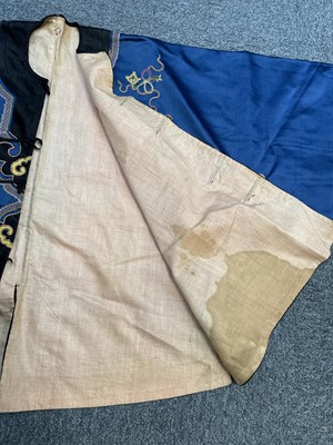 Lot 417 - Chinese. A ladies' embroidered silk jacket, late Qing Dynasty