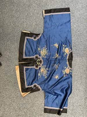 Lot 417 - Chinese. A ladies' embroidered silk jacket, late Qing Dynasty