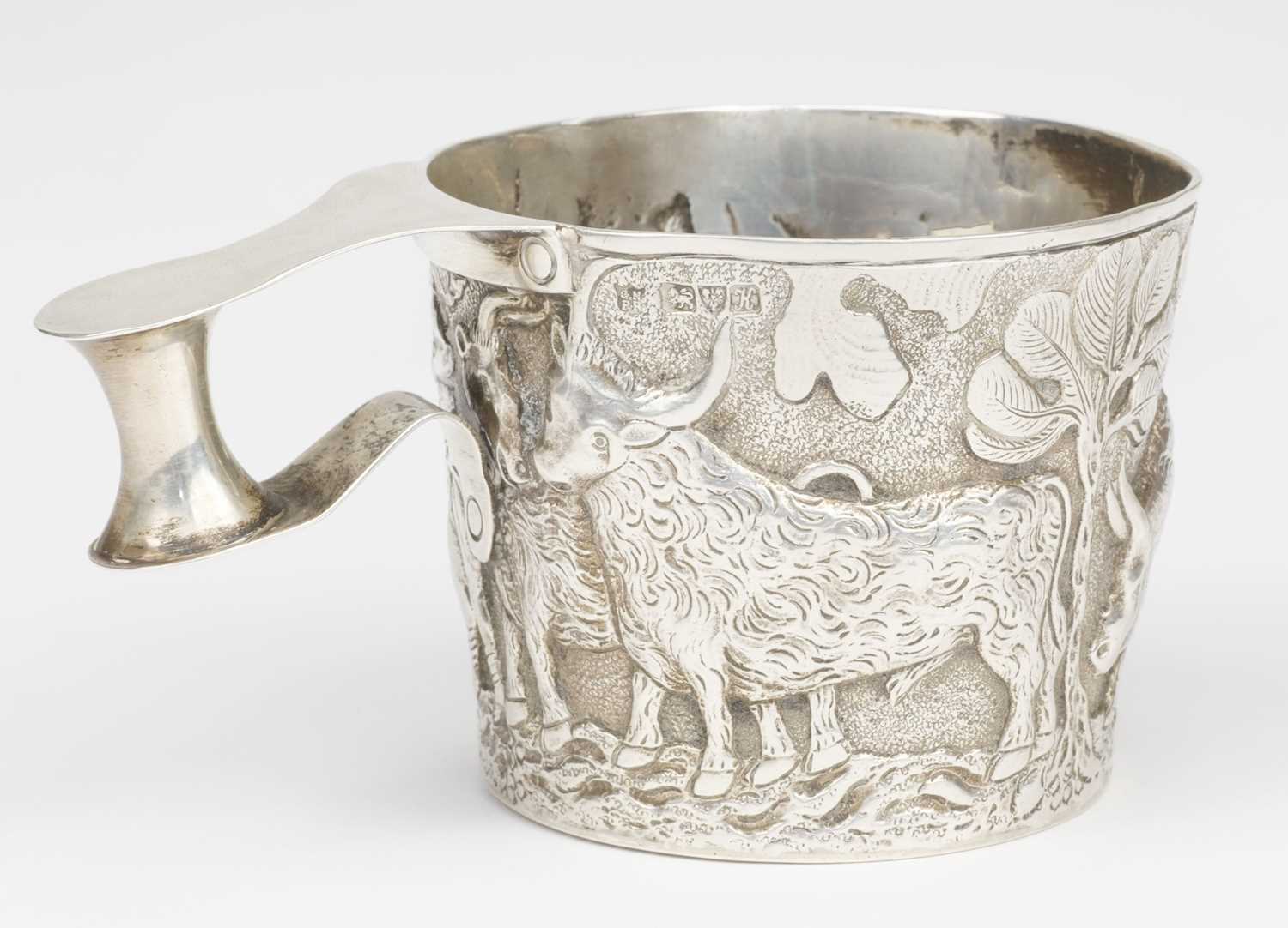 Lot 774 - Silver Cup. An Edwardian "Vapheio" silver cup