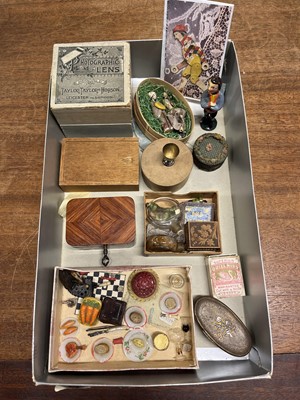 Lot 476 - Miniature. A group of dolls' house and other items, early 19th century and later