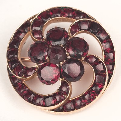 Lot 621 - Garnet brooch. An Edwardian garnet yellow metal brooch