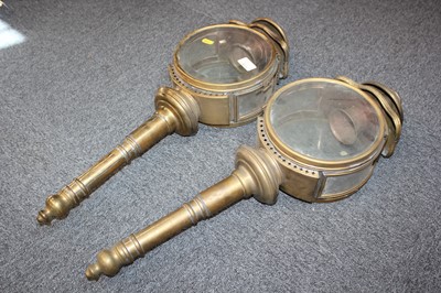 Lot 559 - Coaching lamps. A pair of Victorian brass coaching lamps