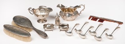 Lot 611 - Mixed silver. An Edwardian silver cream jug by Williams (Birmingham) Ltd, Birmingham, 1902