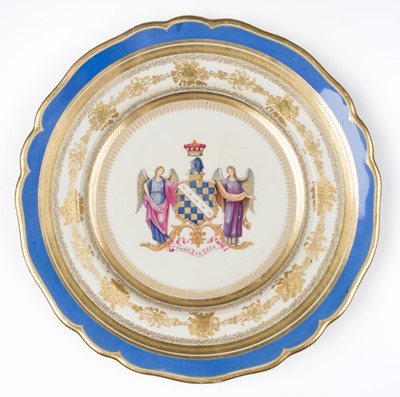 Lot 521 - Chamberlain Worcester. A Chamberlain Worcester armorial porcelain shaped plate