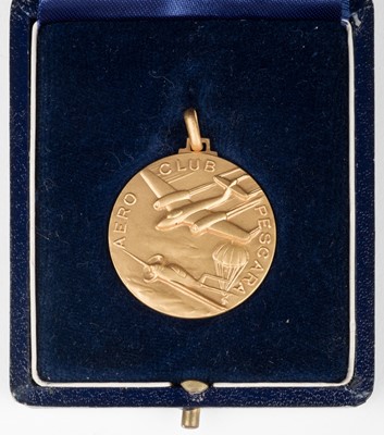 Lot 152 - Red Arrows. An Italian aero club yellow metal commemorative medal, 1965