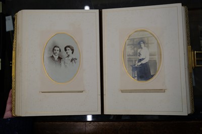 Lot 25 - Cartes de Visite. A group of over 200 cartes de visite and some cabinet cards, c. 1860s