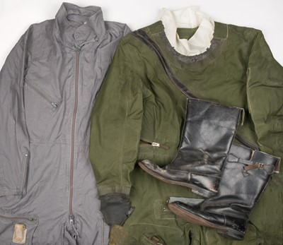 Lot 60 - Flying apparel. Flying clothing belonging to Alan Waker, lead B-17 pilot in the film Memphis Belle