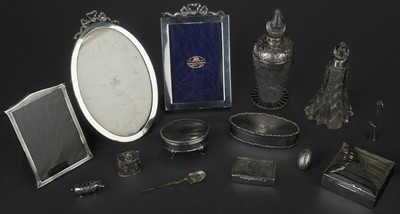 Lot 707 - Mixed silver. A silver vesta case by George Unite & Sons, Birmingham, 1864