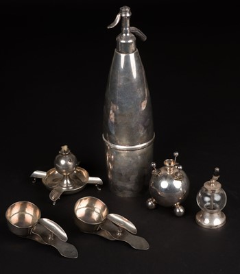 Lot 718 - Smokerama. A pair of silver desk clip ashtrays by Hukin & Heath, London 1906