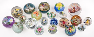 Lot 621 - Paperweights. A collection of paperweights, animals, insects and flowers