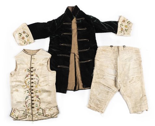 Lot 433 - Infant's clothing.